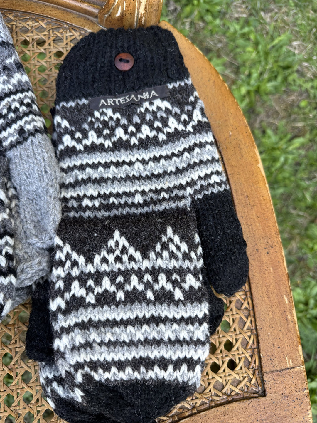 Andean Peaks flip-top mittens in black