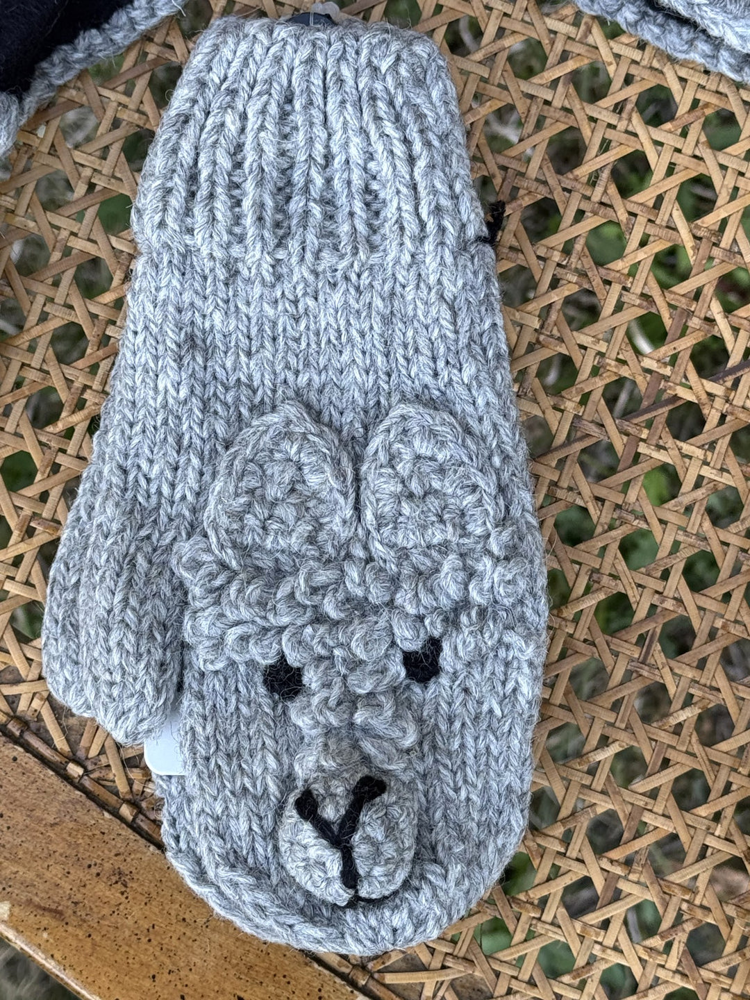 Kids alpaca face mitten in gray
